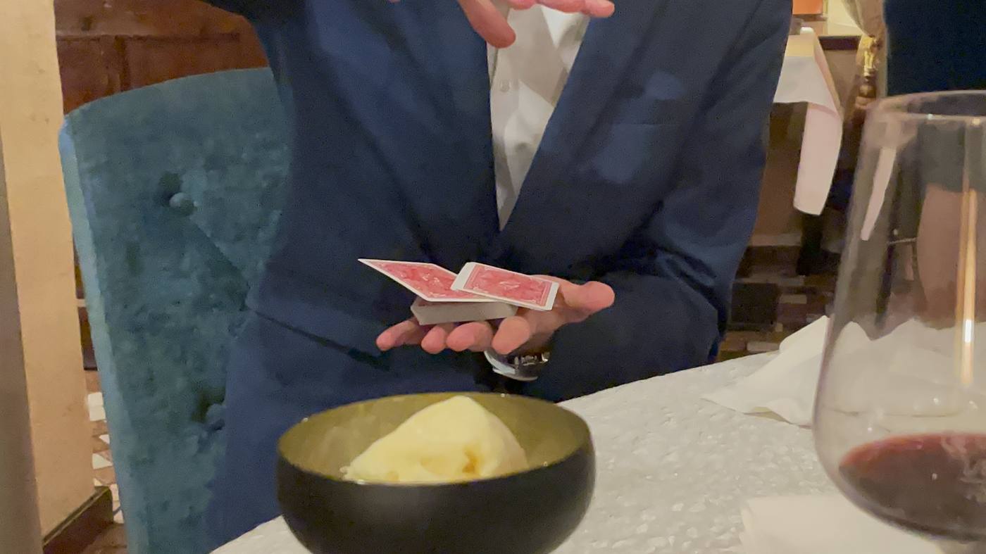 Nahaufnahme einer Kartenmischung bei Tisch